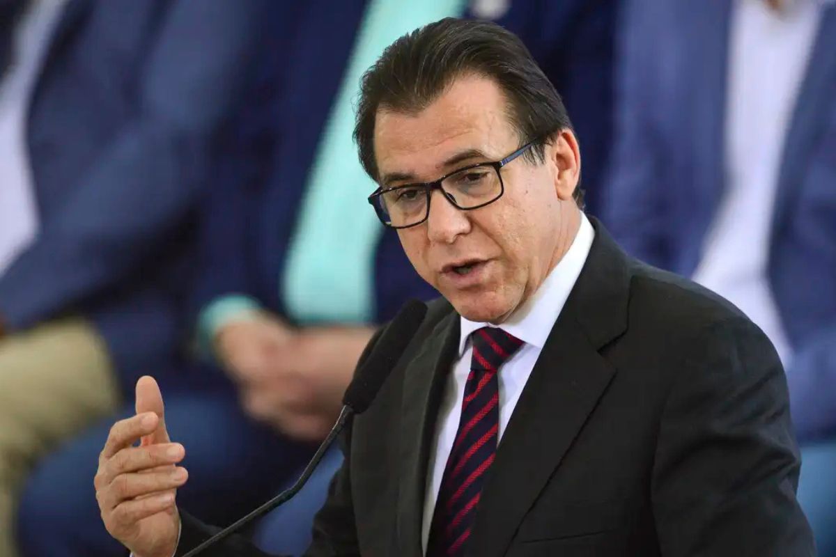Fim da escala 6x1 não terá compensação para empresas, diz ministro do Trabalho e Emprego