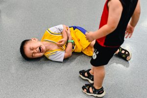 Psicólogos infantis indicam 4 frases simples que ajudam a acalmar crianças durante a birra e evitam que a crise piore