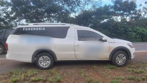 Motorista de carro funerário precisou ser parado na BR-153 após dirigir em zigue-zague.