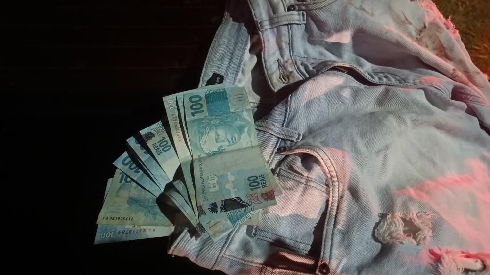 Jovem é preso em Anápolis com mais de R$ 1 mil em calça ensanguentada após roubo de carro