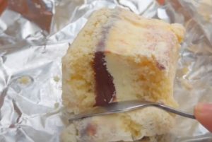 Aprenda a fazer bolo gelado de Leite Ninho com brigadeiro. Receita simples, cremosa e perfeita para festas rende cerca de 24 pedaços.