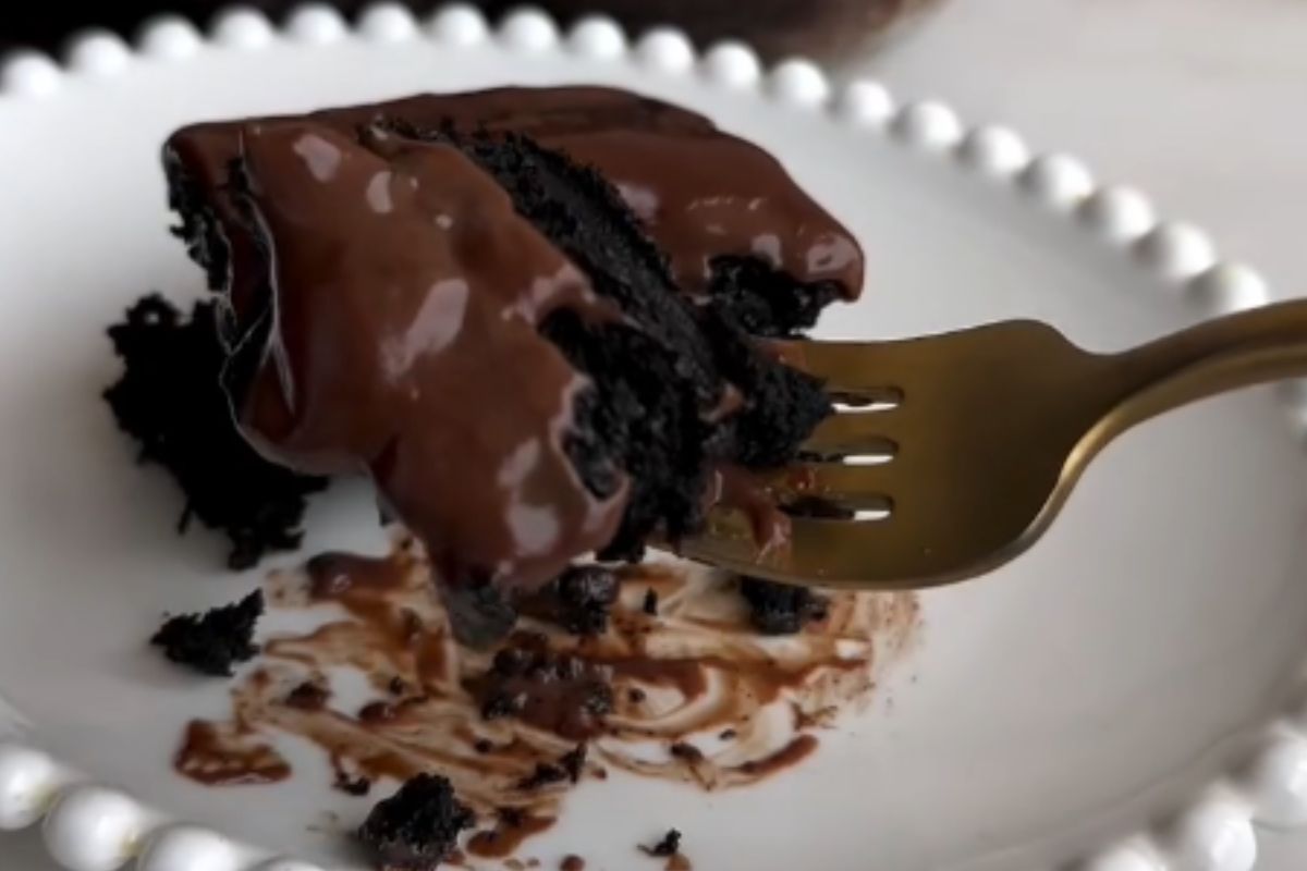 Veja como fazer bolo de chocolate sem ovo com receita simples que pode ser preparada no liquidificador e fica pronta em cerca de 25 minutos.