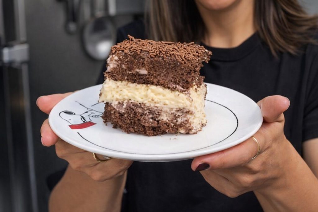 Aprenda a fazer bolo prestígio perfeito com massa de chocolate, recheio de coco e brigadeiro gourmet usando uma receita simples e caseira.