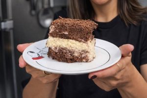 Aprenda a fazer bolo prestígio perfeito com massa de chocolate, recheio de coco e brigadeiro gourmet usando uma receita simples e caseira.