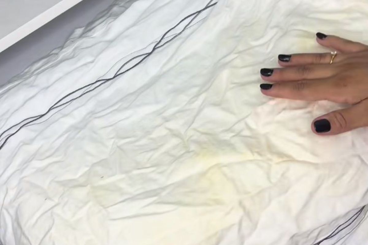 Entenda por que a fronha da cama fica amarelada e o que essas manchas podem revelar sobre suor, oleosidade e hábitos durante o sono.