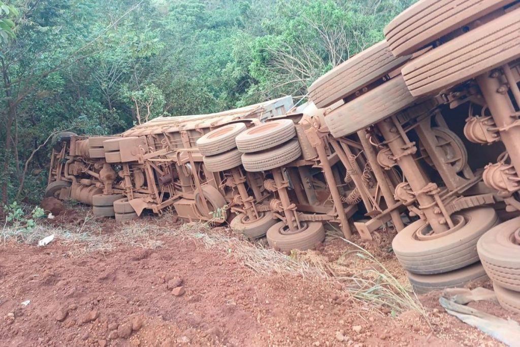 Motorista de carreta morre após tombar de despenhadeiro em Formosa