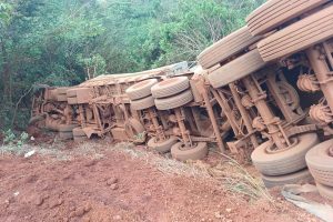Motorista de carreta morre após tombar de despenhadeiro em Formosa