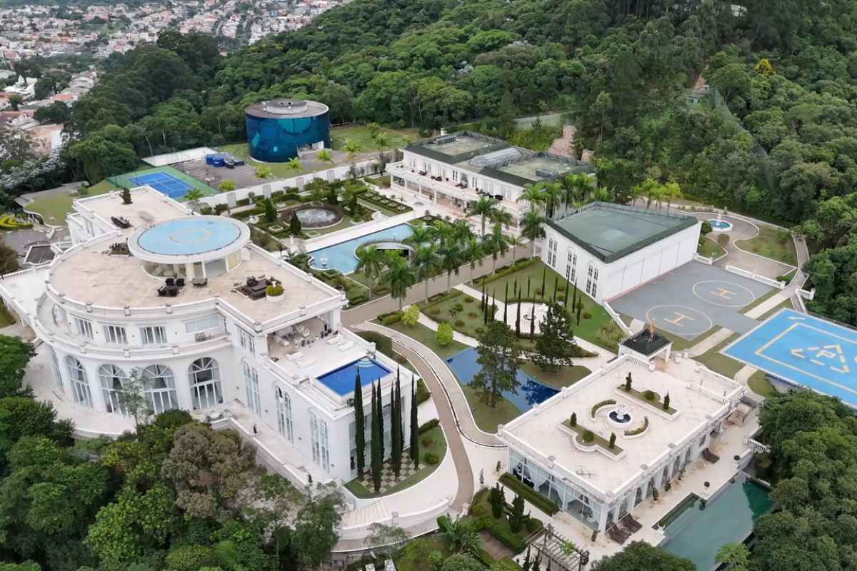 A casa localizada em São Paulo que é avaliada em R$ 1 bilhão, tem 17.800 metros quadrados e pertence a uma apresentadora de televisão