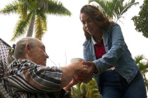 A psicologia explica que a parte mais difícil de ver seus pais envelhecerem não é o tempo, é perceber que agora eles precisam de você