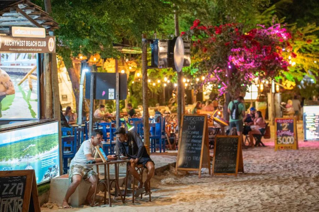 A vila sem asfalto e postes de luz onde a lua ilumina uma das praias mais bonitas do mundo