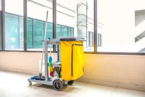 carrinho de auxiliar de serviços gerais