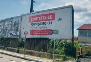 Placa anunciando vaga de emprego para fofoqueiro com experiência chama atenção