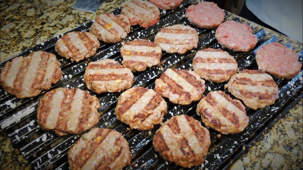 Descubra qual é a melhor carne para fazer hambúrguer, segundo churrasqueiros, e veja os cortes ideais para garantir sabor e suculência.