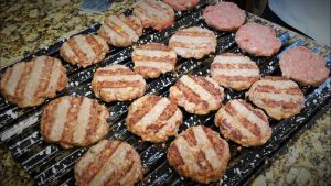 Descubra qual é a melhor carne para fazer hambúrguer, segundo churrasqueiros, e veja os cortes ideais para garantir sabor e suculência.