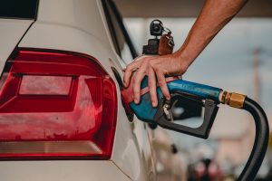 Saiba por que motoristas não podem abastecer o próprio carro nos postos de combustível do Brasil e entenda o que diz a lei.