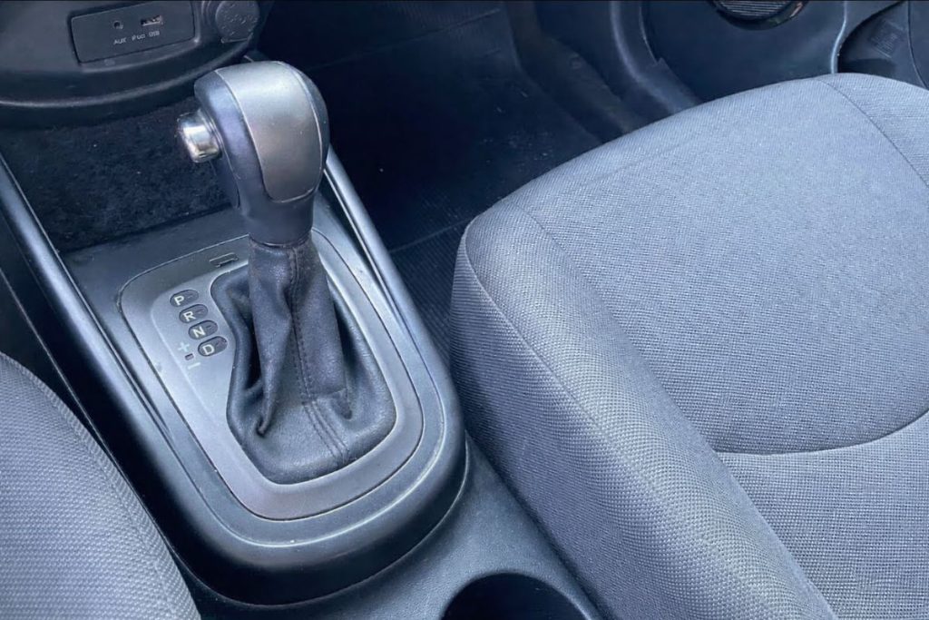 Projeto em análise na Câmara pode criar restrição na CNH para motoristas que fizerem prova em carro automático. Entenda a proposta.