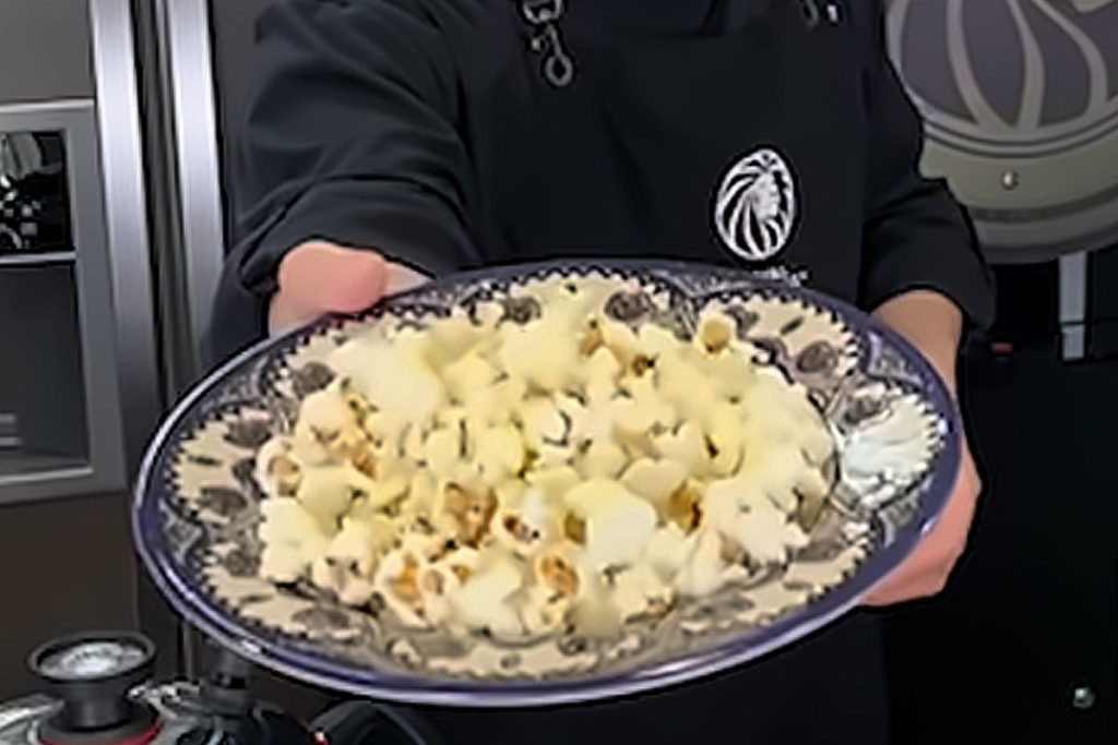Especialista explica por que não usar manteiga no preparo da pipoca e revela o melhor tempero para deixar o lanche mais crocante e saboroso.