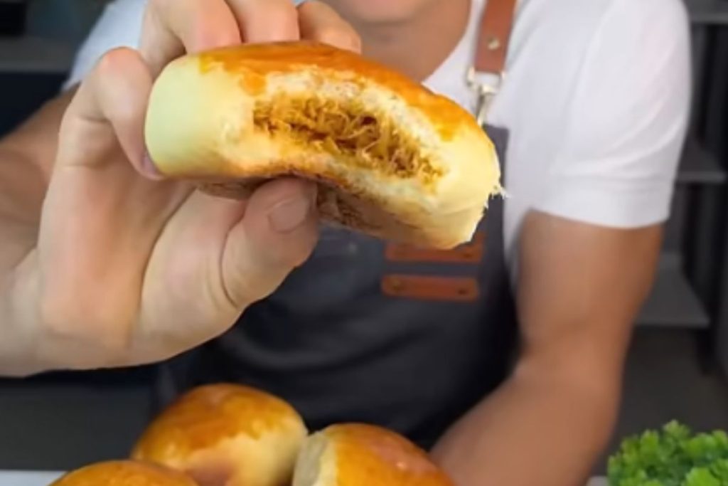 Aprenda como fazer pão de batata fofinho em casa com receita simples ensinada no canal Mais Receitas.