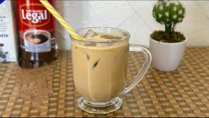 Veja como transformar café amanhecido em um café gelado cremoso com receita simples ensinada no canal Joi Cozinha Prática.