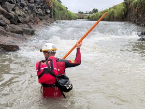 Bombeiros seguem procurando pela vítima. (Foto: Divulgação)