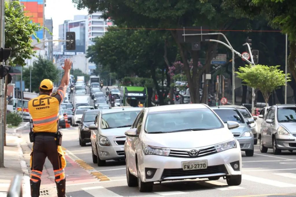 Motoristas que andam devagar na faixa da esquerda devem ficar atentos ao que diz o artigo 198 do CTB