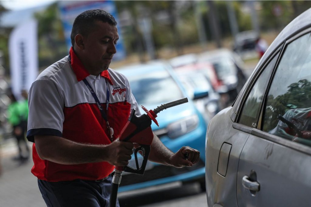Um dos maiores postos de gasolina do mundo está sendo construído e terá tamanho equivalente a 14 campos de futebol, com shopping e restaurantes