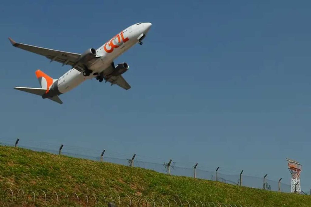 Porta de avião pode abrir no ar? Entenda o caso em voo da Latam