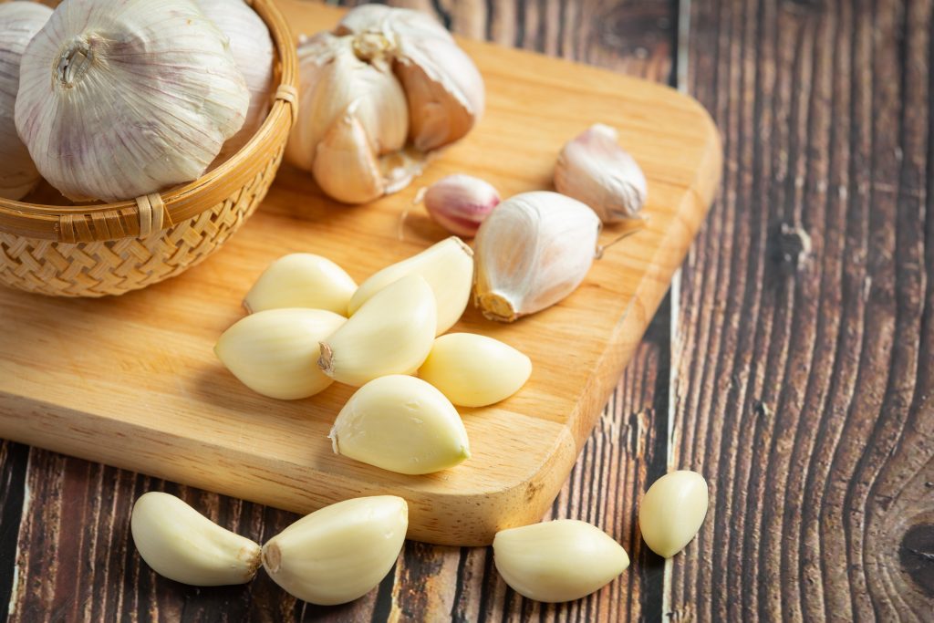 A melhor forma de cozinhar o alho preserva seus nutrientes e aumenta seus efeitos no organismo