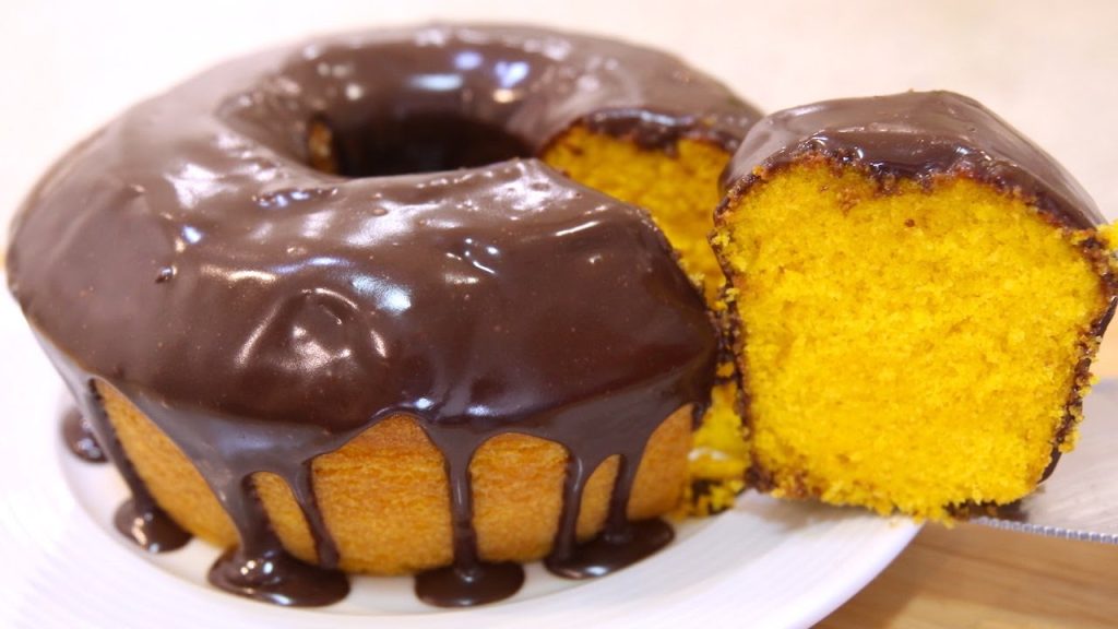 Bolo de Cenoura fofinho e com muito chocolate: aprenda como fazer essa delícia