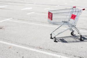 Cidade brasileira estuda proibir uso indevido de carrinhos de supermercado em ruas e calçadas; entenda a proposta.