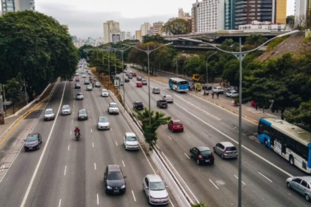 Saiba o que significa a placa com número 5 nas estradas e por que motoristas estão interpretando errado.