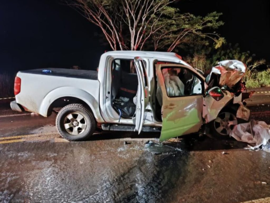 Caminhonete ficou severamente avariada após o acidente. (Foto: Reprodução)