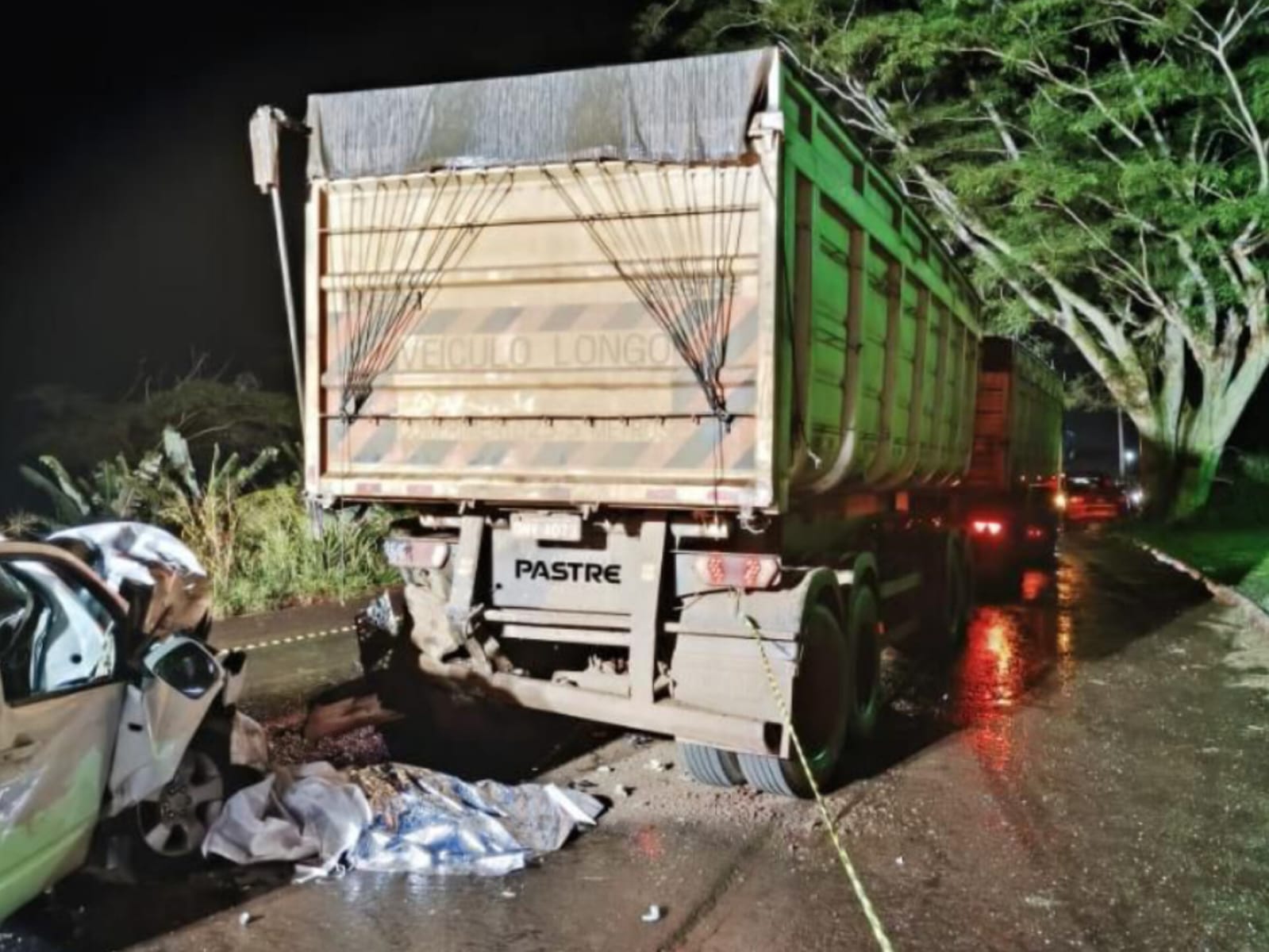 Caminhonete colidiu contra a traseira do caminhão. (Foto: Reprodução)