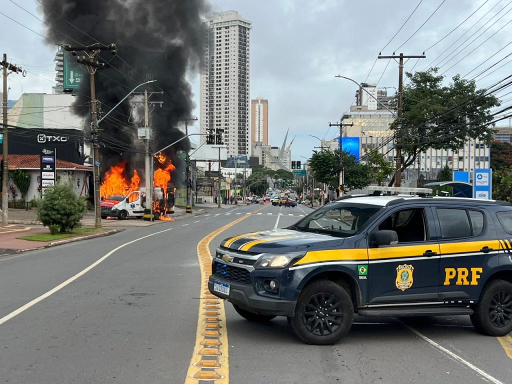 Ambulância pegou fogo em bairro nobre da capital. (Foto: PRF)