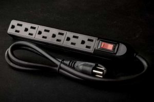 6 aparelhos que você não deve ligar na extensão para evitar curto-circuito e incêndios