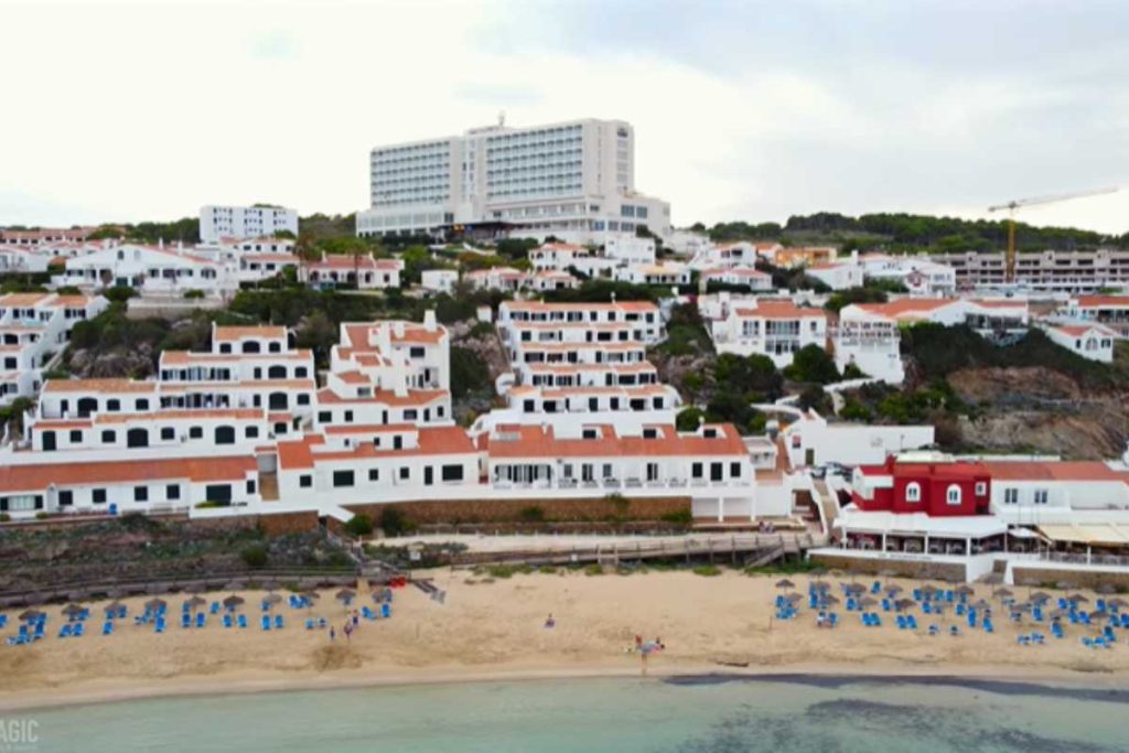 A praia de areia branca e água quente perto do Brasil