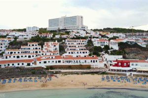 A praia de areia branca e água quente perto do Brasil