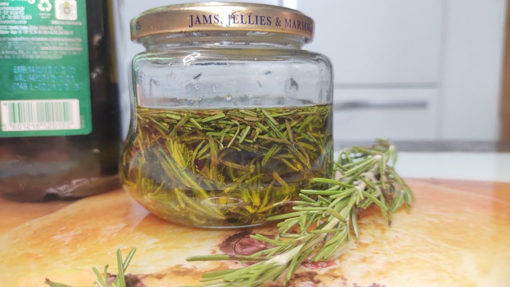 Bater alecrim com vinagre no liquidificador: para que serve e por que é recomendado