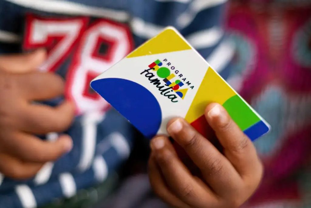 Governo passa a cruzar dados de brasileiros que recebem o Bolsa Família de forma irregular e começa a bloquear benefício