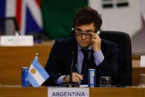 Javier Milei segue Donald Trump e formaliza saída da Argentina da OMS