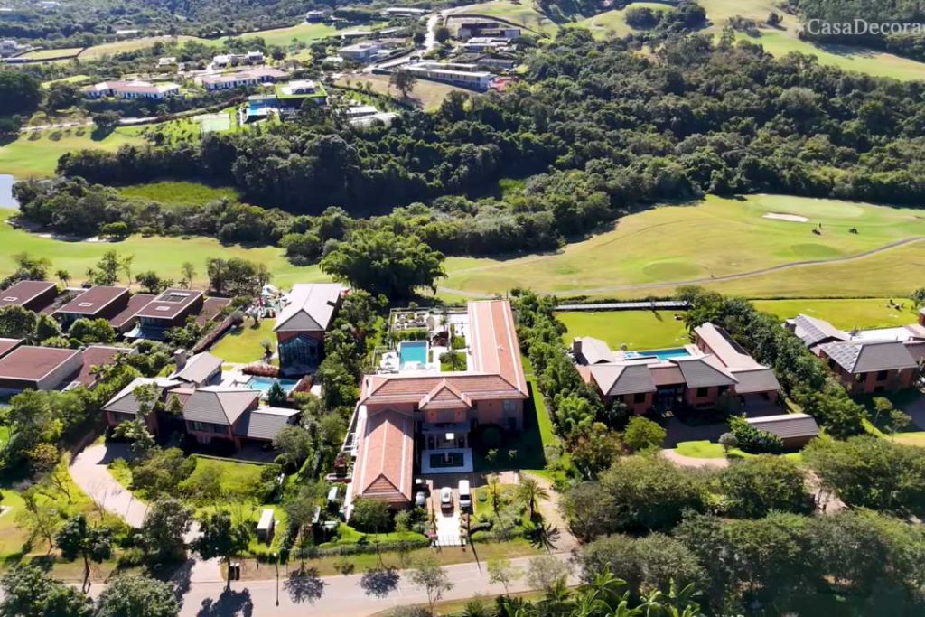 Condomínio da elite tem lago, aeroporto e mansões