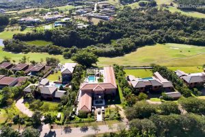 Condomínio da elite tem lago, aeroporto e mansões