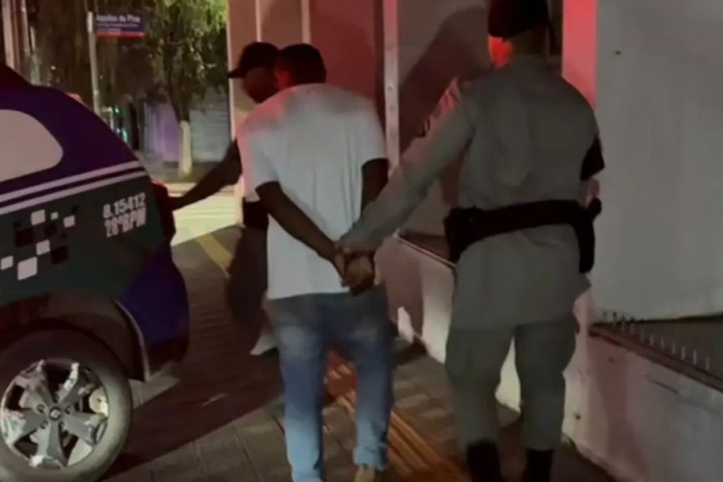 Prefeito consegue emprego para morador em situação de rua, mas descoberta acaba levando homem para cadeia