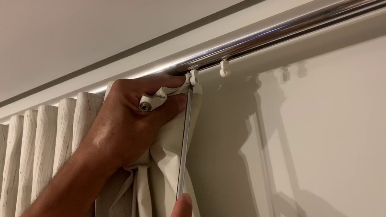 Trilho suíço para cortinas vira tendência nas casas brasileiras. Veja como a instalação no teto deixa o ambiente mais elegante e moderno.