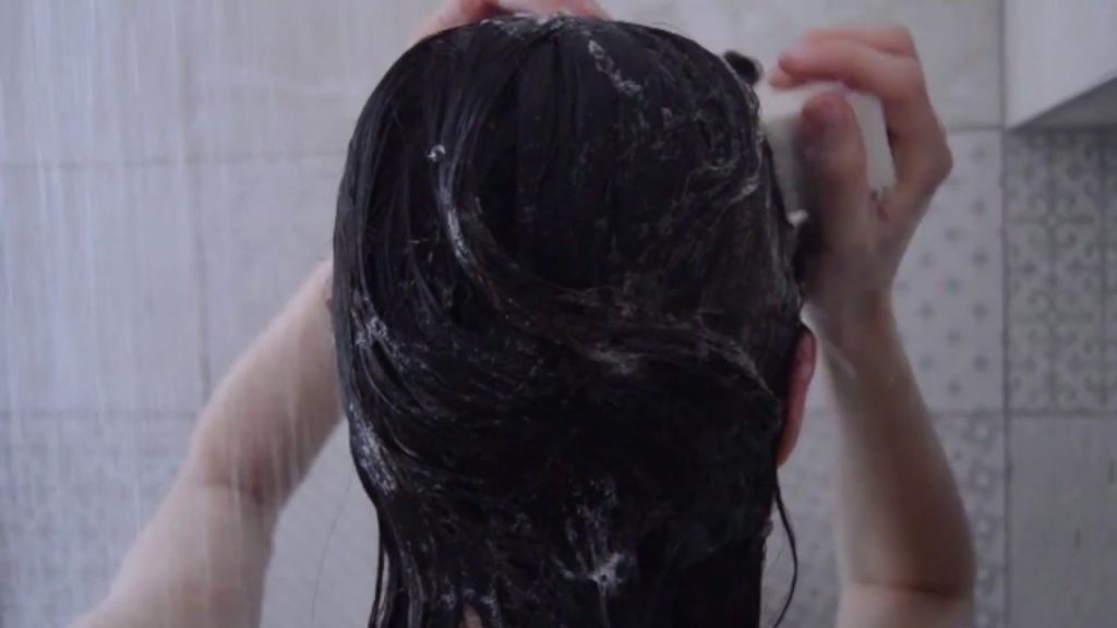 Aprenda o jeito correto de lavar o cabelo e evite caspa, ressecamento e quebra dos fios com dicas simples de especialistas.