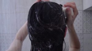 Aprenda o jeito correto de lavar o cabelo e evite caspa, ressecamento e quebra dos fios com dicas simples de especialistas.