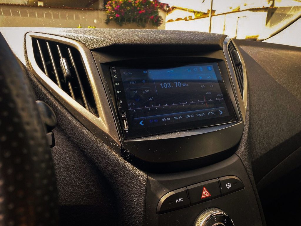 Áudio ruim no carro? Veja como um ajuste simples no iPhone melhora a qualidade dos áudios mesmo com Bluetooth conectado.