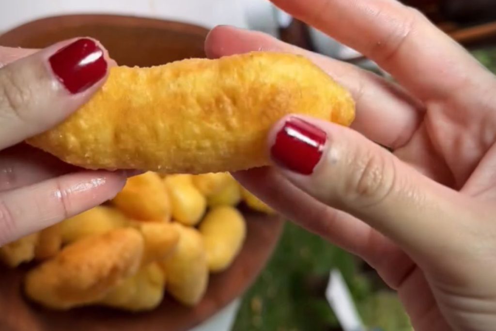 Receita de biscoito frito de polvilho fácil e crocante. Veja o passo a passo para fazer sem estourar e com poucos ingredientes.