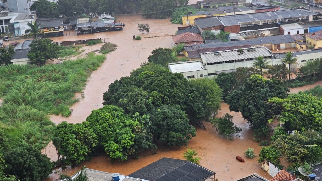 Imagem mostra transbordamento do Córrego das Antas, na altura da Amazílio Lino. (Foto: Isabella Valverde/Portal 6)