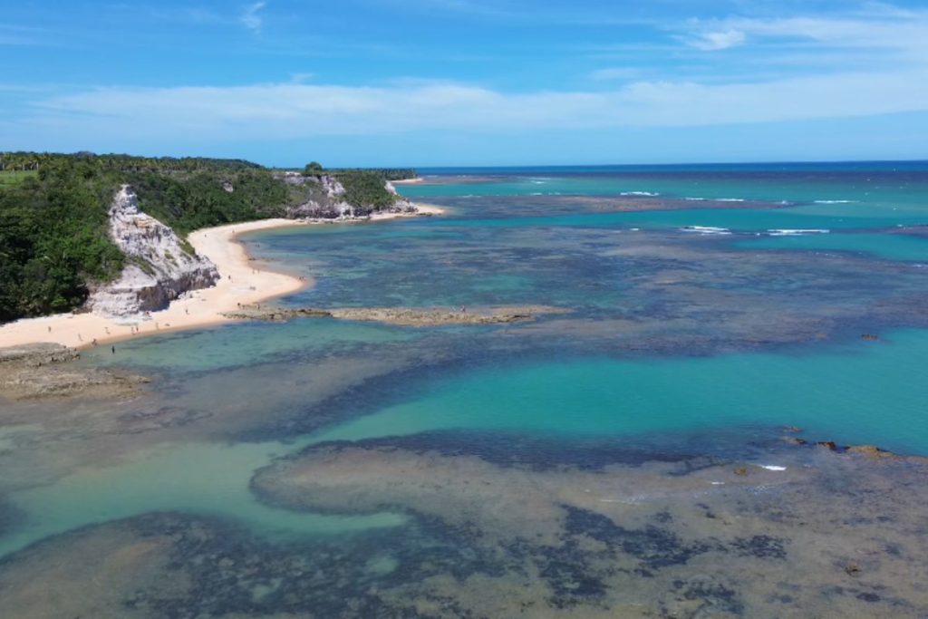 Adeus, rotina estressante: conheça o vilarejo brasileiro com casas coloridas e praias desertas que virou sonho de vida
